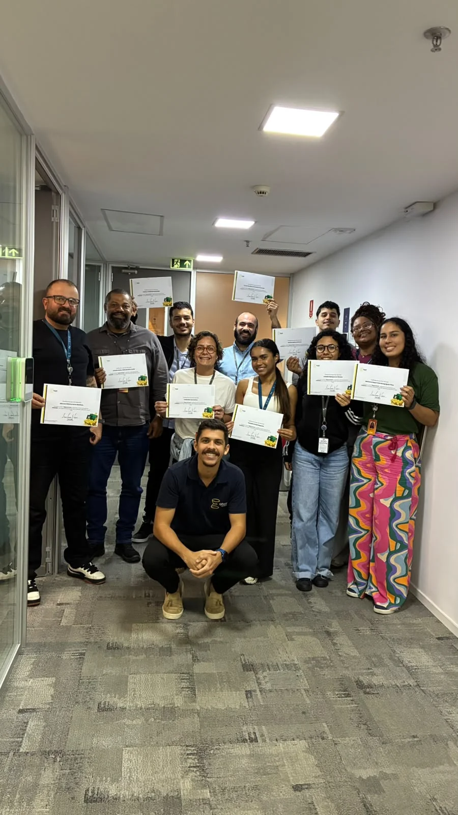 Turma da NTS reunida com os certificados do treinamento de Excel In Company da Atuar