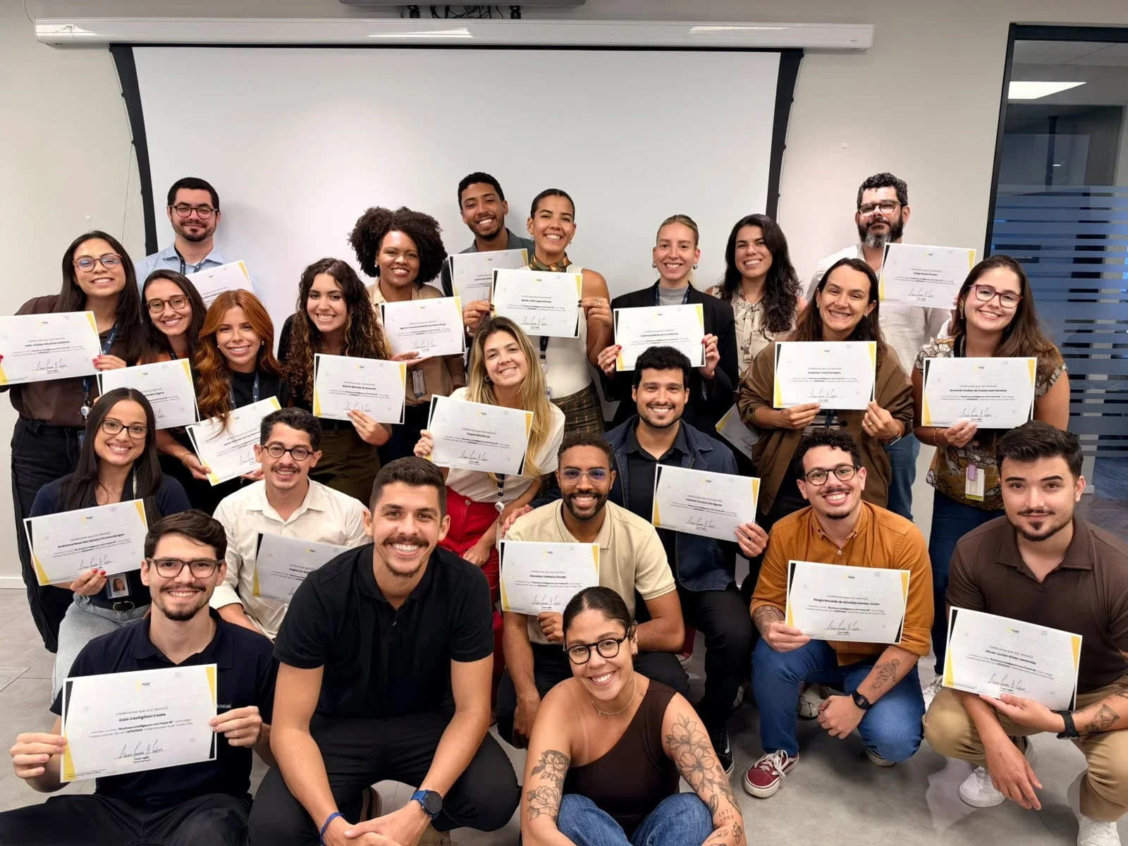 Turma da Prudential do Brasil reunida com os certificados do treinamento de Business Intelligence com Power BI