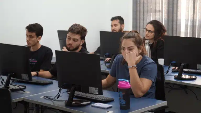 Alunos na sala da turma presencial